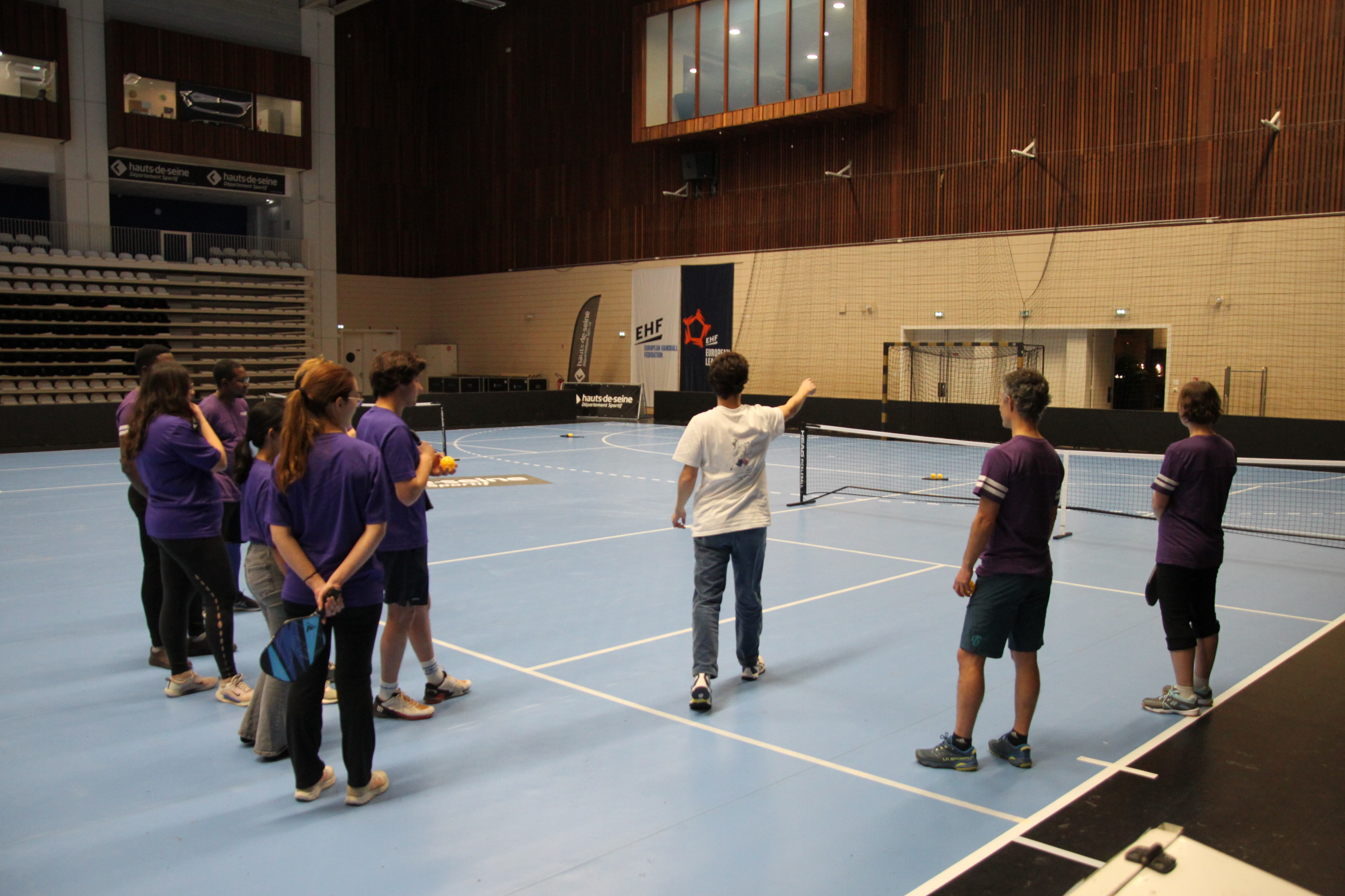 Session de team building sur un terrain de pickleball